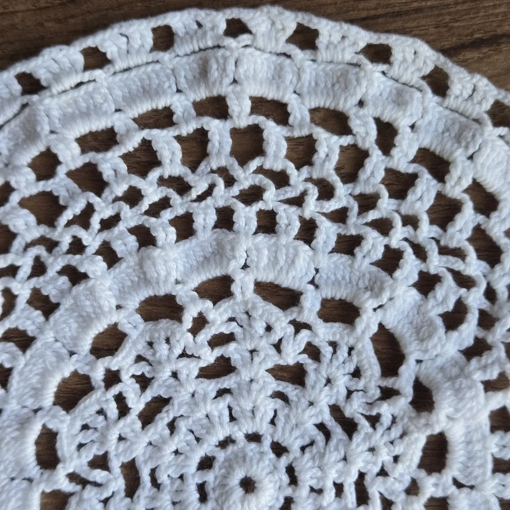 Vintage Hand Crocheted White Lace Doily Round 8.5″ Table Dresser Decor‎